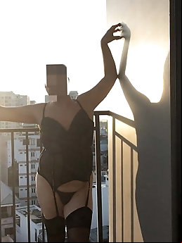 Shemale streetwalker is giving him all what he wants