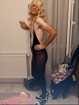 I in short skirt